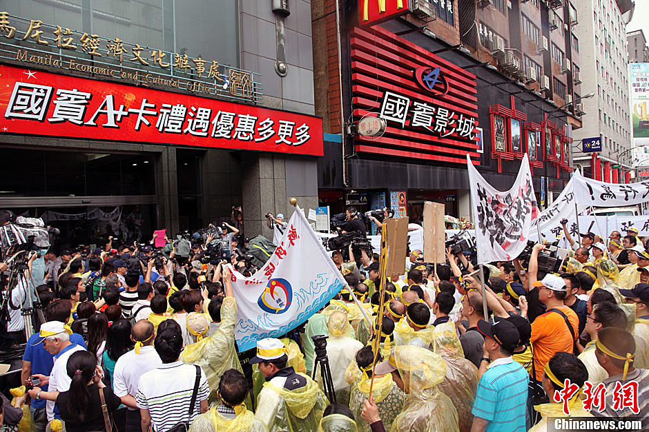 5月13日下午，屏東縣數(shù)百漁民北上臺(tái)北，冒雨在馬尼拉經(jīng)濟(jì)文化辦事處前抗議，要求菲律賓政府為攻擊臺(tái)漁船