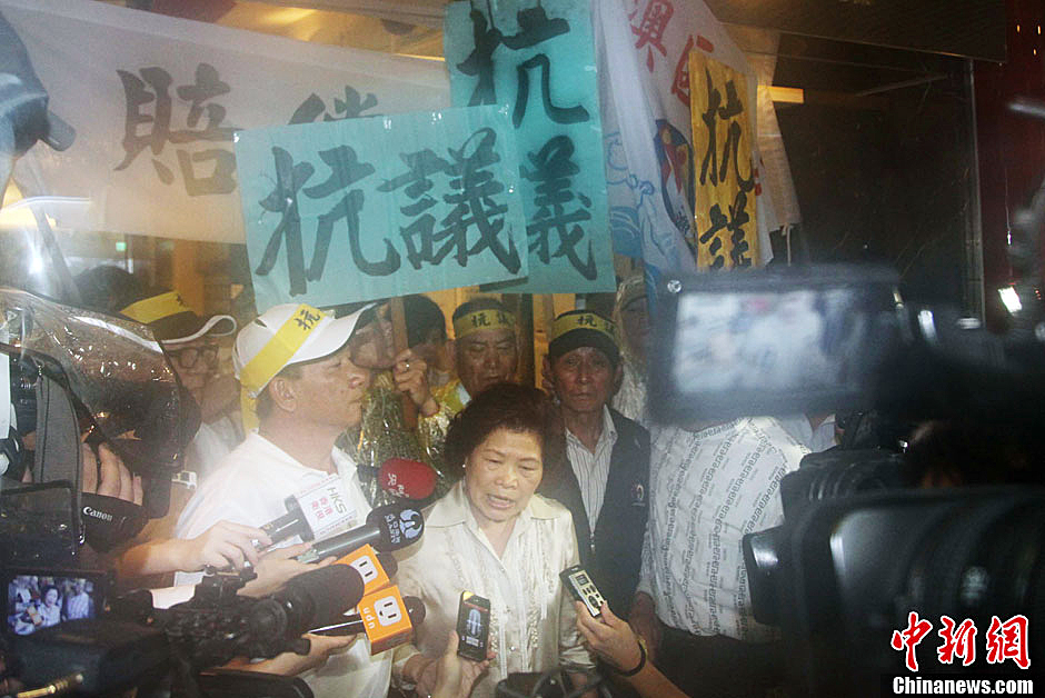 圖為死者洪石成的遺孀控訴菲相關(guān)人員暴行，呼吁菲方正式道歉。中新社發(fā) 董會(huì)峰/攝