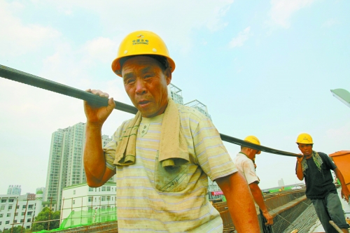 農(nóng)民工工作辛苦，權(quán)益理應(yīng)有保障。