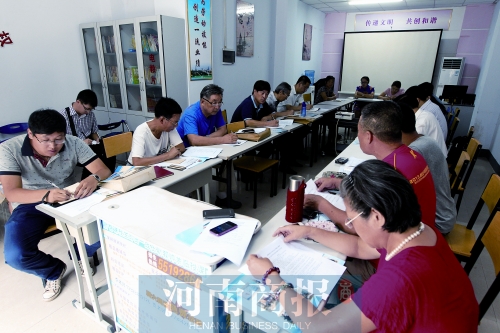 消費(fèi)者代表和旁聽人員走進(jìn)社區(qū)，聽取市民關(guān)于鄭州地鐵的意見和建議