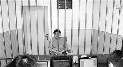 警方審訊犯罪嫌疑人“秦火火”。
