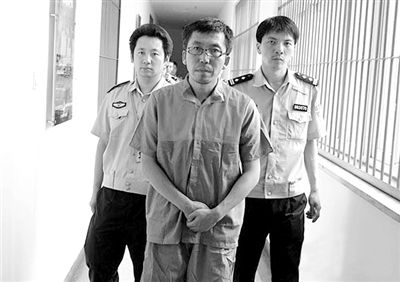 警方押解犯罪嫌疑人“立二拆四”。