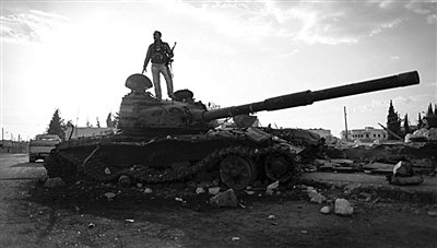 9月8日，敘利亞Zabadani，一名敘利亞反對(duì)派武裝人員站在廢棄的政府軍坦克上。