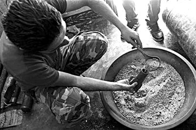 10日，敘反對(duì)派人員正在制作武器。