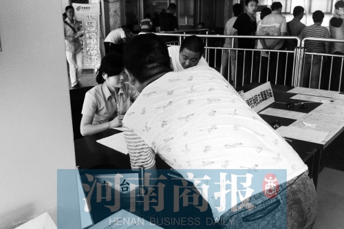 戴著耳機(jī)工作，挺“愜意”