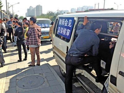 昨日，朝陽(yáng)區(qū)看守所門(mén)前有人排隊(duì)。大門(mén)外還停有多輛寫(xiě)有“律師會(huì)見(jiàn)”字樣的車(chē)。