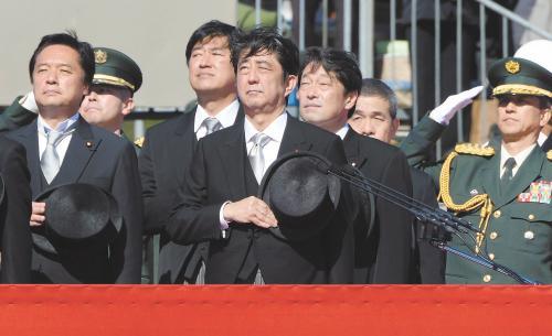 　27日上午，日本首相安倍晉三在琦玉縣的自衛(wèi)隊(duì)朝霞訓(xùn)練場(chǎng)出席陸上自衛(wèi)隊(duì)年度閱兵式