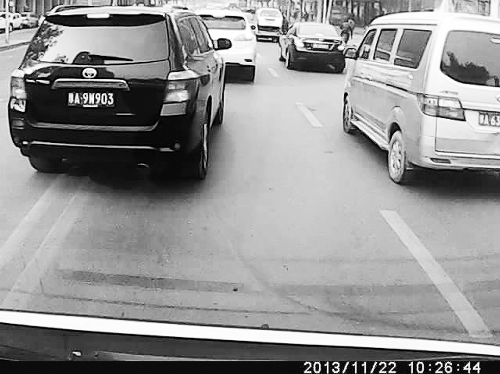 這輛黑色車輛不避讓執(zhí)行緊急任務(wù)的救護車，并壓著雙黃線變更車道。唐韜/圖