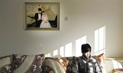11月28日，青島膠南，丁海偉的婚房掛著與妻子的結(jié)婚照。如今妻子和未出世的孩子都已離世。新京報記者 周崗峰 攝