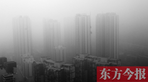 昨天早上，鄭州氣象臺發(fā)布大霧紅色預警，在霧霾籠罩下，鄭州市區(qū)的高樓大廈隱約可見