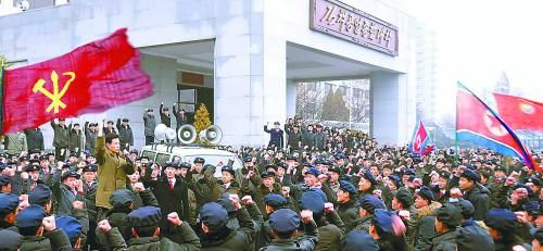 朝鮮11日繼續(xù)展開大規(guī)模批判張成澤運(yùn)動(dòng)。圖為朝鮮金策工業(yè)大學(xué)的青年學(xué)生宣誓擁護(hù)領(lǐng)袖金正恩。