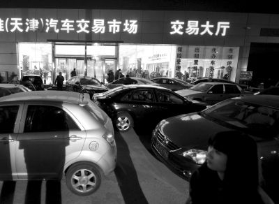 15日晚，辦理二手車(chē)交易手續(xù)的天津歐雅汽車(chē)市場(chǎng)燈火通明。新華社發(fā)