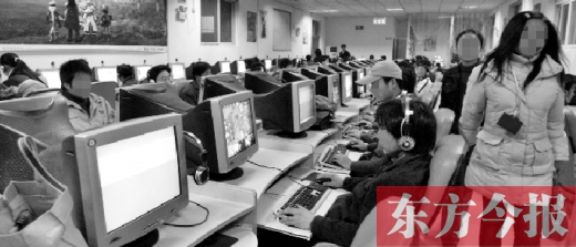 網(wǎng)吧早已成為年輕人的一個(gè)重要去處。18年過去了，河南人的生活與互聯(lián)網(wǎng)已經(jīng)密不可分