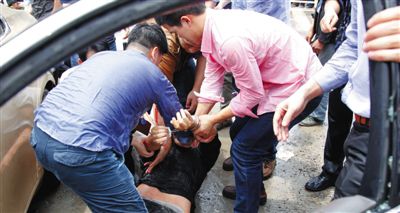 昨日，警方和市民們一起砸窗將肇事者控制。當(dāng)日，福州閩侯縣，一名男子駕駛小車在青口鎮(zhèn)奔馳大道附近撞人后逃逸，事故致7人死亡，12人受傷。圖/CFP