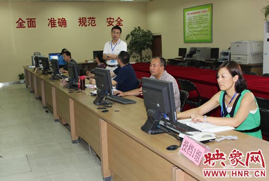 今年我省高招錄取工作正在平穩(wěn)正常開展，圖為投檔組工作人員。