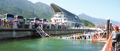 昨天上午10點(diǎn)左右，江西廬山西海風(fēng)景區(qū)司馬旅游碼頭發(fā)生橋面塌陷事故，造成18名游客擦傷或落水。景區(qū)表示，目前已對擦傷或落水游客進(jìn)行有效救治和妥善處置，并對游客損失的財(cái)物進(jìn)行登記。