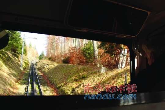 小火車一路向上，沖破云層，豁然開朗，乘客們的歡呼聲適時響起，一切漸入佳境。