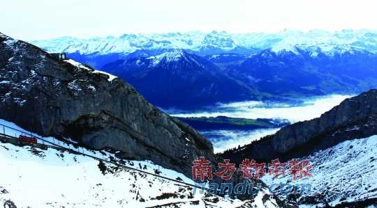  齒軌火車在皮拉圖斯山上穿行，如同紅色的龍在山中游弋。