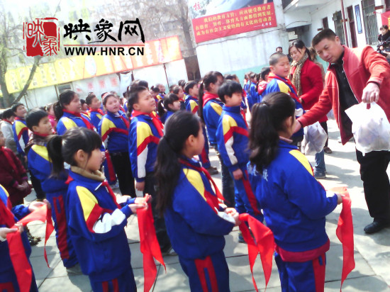 　　“韓胖子”千只茶香雞茶香鴨捐贈環(huán)衛(wèi)工人、農(nóng)民工學(xué)子和鄭州市社會福利院。
