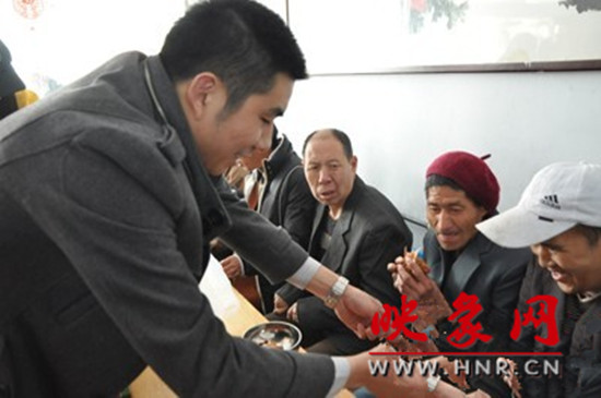 　　“韓胖子”千只茶香雞茶香鴨捐贈環(huán)衛(wèi)工人、農(nóng)民工學(xué)子和鄭州市社會福利院。