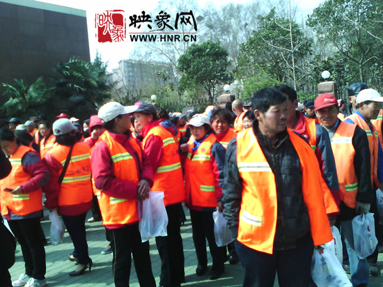　　“韓胖子”千只茶香雞茶香鴨捐贈環(huán)衛(wèi)工人、農(nóng)民工學(xué)子和鄭州市社會福利院。