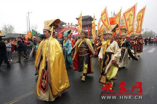 　　3月30日上午,開封市舉行2013中國(開封)清明文化節(jié)踏春巡游活動?！?　　