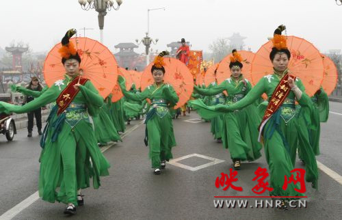 　　3月30日上午,開封市舉行2013中國(開封)清明文化節(jié)踏春巡游活動?！?　　