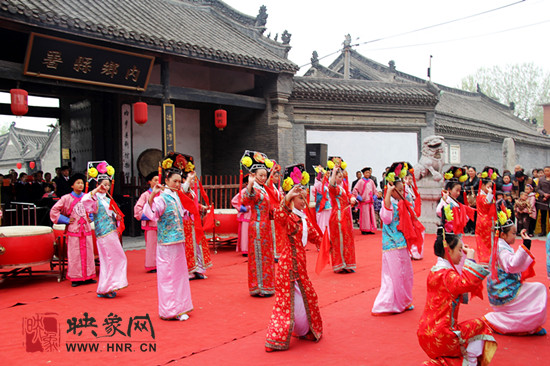 游客參觀清明小長(zhǎng)假新推出的本土特色節(jié)目《鼓樂(lè)迎賓》。