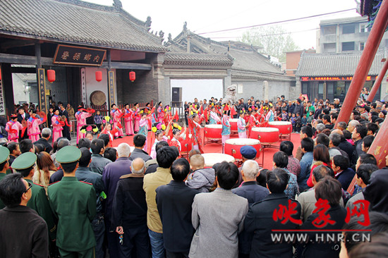 游客參觀清明小長(zhǎng)假新推出的本土特色節(jié)目《鼓樂(lè)迎賓》。