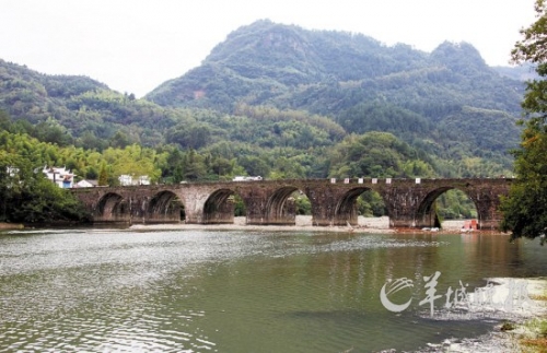 齊云山登封橋是登山的隘口,始建于明代,造型古樸典雅,蔚為壯觀。