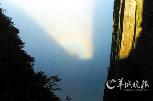 武功山四絕之一的“云海佛光”在大雨過(guò)后出現(xiàn)。