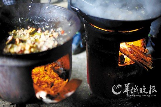 　　吃幾頓土家飯,喝幾杯土家酒,嘗幾塊土家肉。