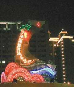 　　今年臺(tái)灣燈會(huì)主題燈“騰蛟啟盛”。圖片來(lái)源:臺(tái)灣《聯(lián)合報(bào)》