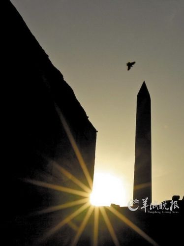 　　埃及盧克索市卡納克神廟,夕陽(yáng)下鳥(niǎo)兒飛過(guò)方尖碑。才揚(yáng) 攝