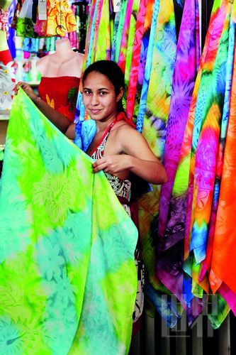 　　Pareo,這一幅幅有著漂亮圖案、色彩繽紛的布,是大溪地人最美的衣
