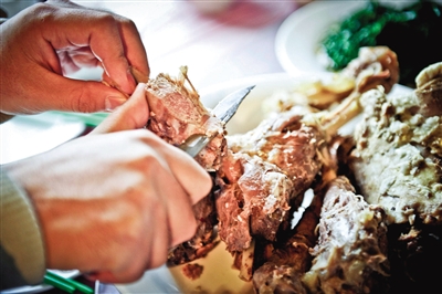 在西北大多數(shù)地區(qū),手抓肉是最普遍最經(jīng)濟(jì)的羊肉吃法。