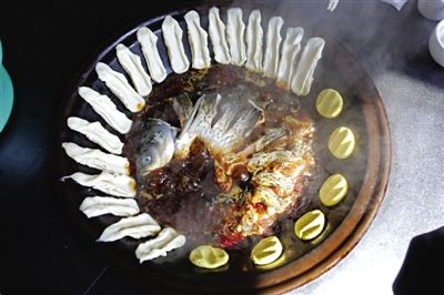黃驊鍋灶魚，將海魚與面食相互搭配。農(nóng)業(yè)與漁業(yè)、土地與海洋，在這里構(gòu)成了微妙的平衡。
