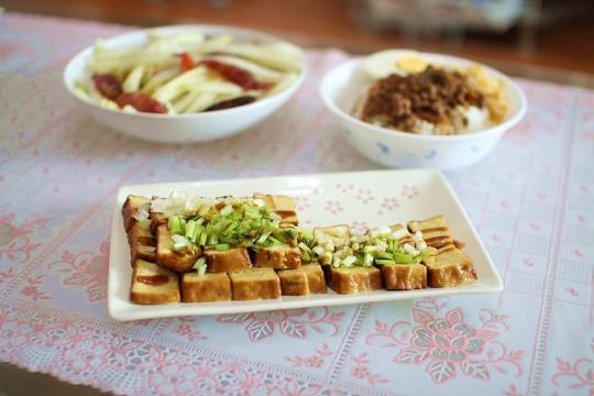 　　對于一碗鹵肉飯來說,完全不需要濃墨重彩的配其他煎炸食物,只需要搭上清爽的豆干、爽口的蘿卜即可。