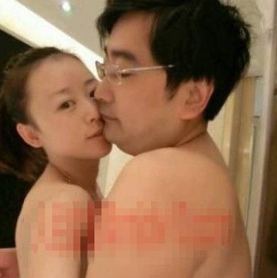 女主播紀(jì)某與國家檔案局官員范某。
