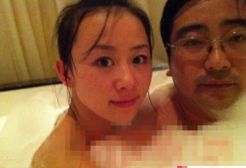 女主播紀(jì)某與國家檔案局官員范某。