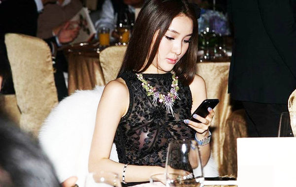 2013年11月30日，郭美美出席保利珠寶拍賣活動，現(xiàn)場郭美美一席透視的上衣性感現(xiàn)身，胸前乳貼顯露無