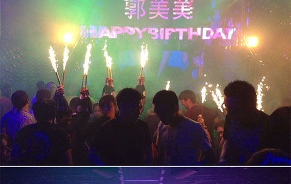 2013年6月16日下午，郭美美在網(wǎng)上曬出一組慶生照。通過照片可以看出，酒吧的巨大舞池中燃放焰火