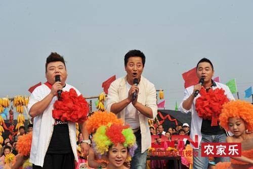 央視7套《鄉(xiāng)村大世界》節(jié)目主持人，左一為劉剛