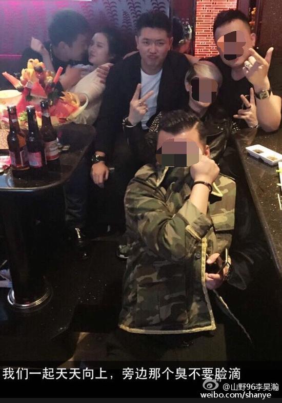 田源朋友辟謠稱左側(cè)抱著女子親吻的是田源的發(fā)小，女子的男友。
