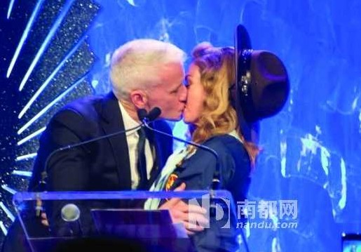 16日，麥當娜在紐約舉行的第24屆同志媒體獎頒獎禮上，頒獎給美國CNN主播安德森-庫珀，獲對方獻吻
