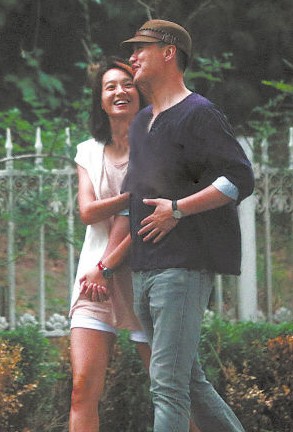 朱丹與神秘男友牽手亮相。