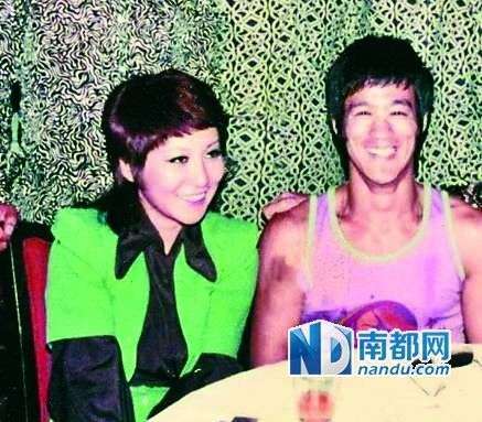 從當(dāng)時(shí)拍到的很多李小龍和丁佩一起的照片中可以看到，她和李小龍的發(fā)型是一樣的。