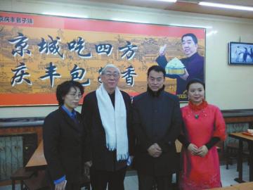 吳頌今（左二）、王樹才（左三）、談芳兵（右一）與店長合影。