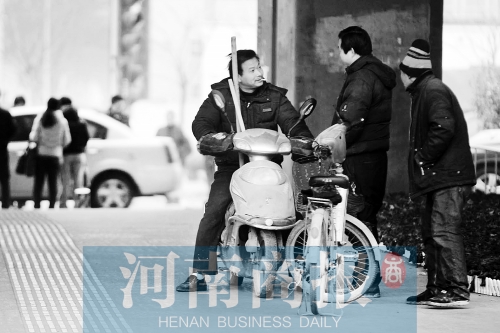 想讓農民工安定下來，城市要給他們相應的福利待遇，還有家的感覺