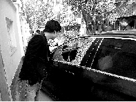 有個人晃了一圈后，寶馬、現(xiàn)代、越野的車窗都“長”出大窟窿
